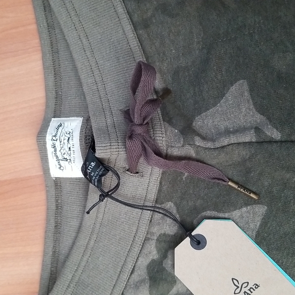 NWT prAna Cozy Up Cropped Green Camo Sweatpants - Picture 5 of 7